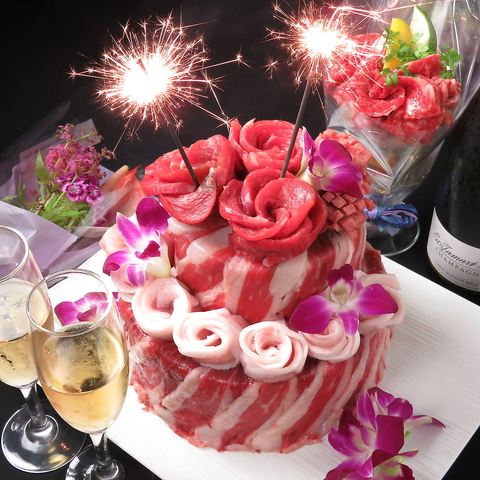 誕生日や記念日に《たまや特製 肉ケーキ》はいかがでしょうか。メッセージも承っております！の写真