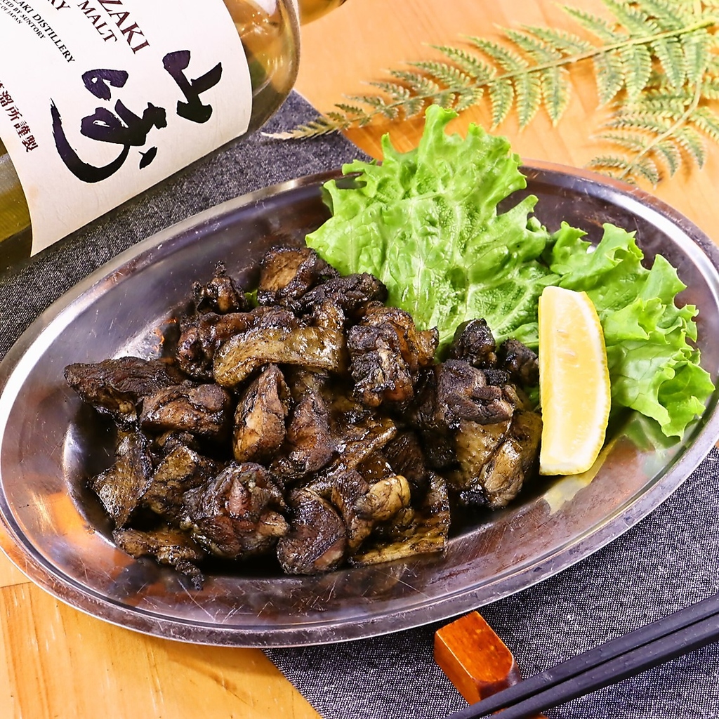 地鶏や豚肉などをじっくりと炭火で焼き上げた、自慢の炭焼きメニューを存分にお楽しみ下さい！