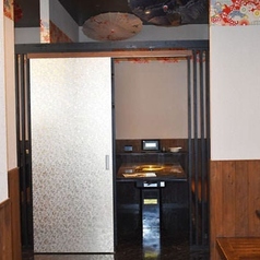 【テーブル半個室／2～6名様×4】少人数で過ごせるプライベート空間。2～6名様のテーブル半個室は、全部で4部屋。扉で仕切られているため、ゆったりとプライベート空間でお過ごしいただけます。ご家族でのお食事やご友人との飲み会、女子会などに人気のお席◎