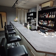 知的好奇心を刺激する！学びと癒やしのカウンター席