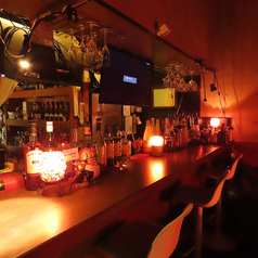 間接照明に包まれたカウンター席は、落ち着いた雰囲気でデートやおひとり様にも最適。目の前で調理される臨場感を楽しみながら、ゆったりお寛ぎいただけます。貸切利用も可能で、会社宴会や大人数の集まりにも対応。団体様向けメニューも揃っているので、幹事様も安心です。