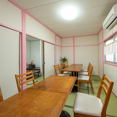 個室のご用意もしています。プライベート感のある空間で、宴会や女子会をゆったりと楽しんでいただけます。周りを気にせず、会話を楽しみながら美味しい料理とお酒を堪能できる特別な時間をお過ごしください。大切な仲間との思い出作りに最適な場所です。ご予約やご要望がございましたら、お気軽にお問い合わせください♪