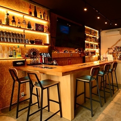 木の温もりが心地よいカウンター席。L字型の造りで、隣り合ったお客様同士でも自然と会話が生まれるアットホームな空間です◎目の前にはズラリとお酒が並び、BARならではの雰囲気を存分に味わえます。スタッフとの距離も近く、初めての方でも安心♪お好みの一杯を片手に素敵な夜をお過ごしください。