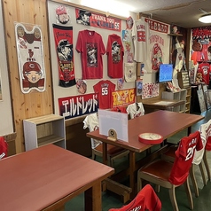 スポーツ観戦可能で地元の方と盛り上がりましょう！豊富なお料理やお飲み物を取り揃えており、楽しいひとときをお約束します。友人や家族と共に、熱い試合を観ながら美味しい食事を楽しんでください。皆様のご来店をお待ちしております！
