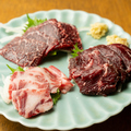 料理メニュー写真&nbsp;くじら肉刺し3点盛り