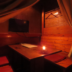 キャンドルや間接照明でムード満点の半個室は、女子会や合コンに大人気！周りを気にせず写真撮影やおしゃべりも楽しめます。貸切利用もOKで、団体様向けメニューも充実しています。