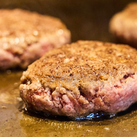 最高品質の黒毛和牛100％で作られたハンバーグは必食。