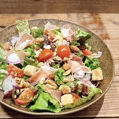 生ハムとナッツのサラダ