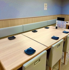 大人数でも移動しやすいように店内入り口付近かつ席も大き目な設計とさせていただきました。白基調の店内も相まって和の雰囲気を味わいつつ、お酒やお食事を是非お楽しみください。