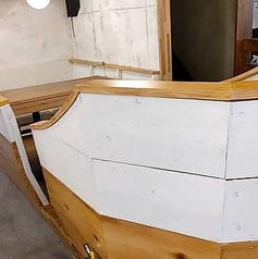 特におすすめの船型デザインです。このユニークなお席で、友人や家族と特別なひとときをお楽しみいただけます。少人数から団体まで対応可能で、落ち着いた雰囲気の中で贅沢な料理を堪能できます。ぜひお越しください！