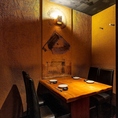 ちょっとしたレジャー帰りのお食事や、仕事帰りの飲み会におすすめのテーブル席個室。4名様用個室を2部屋ご用意しております。完全個室ですので、周囲を気にする心配もありません。和情緒溢れる空間で、リラックスしてお食事をお楽しみください。