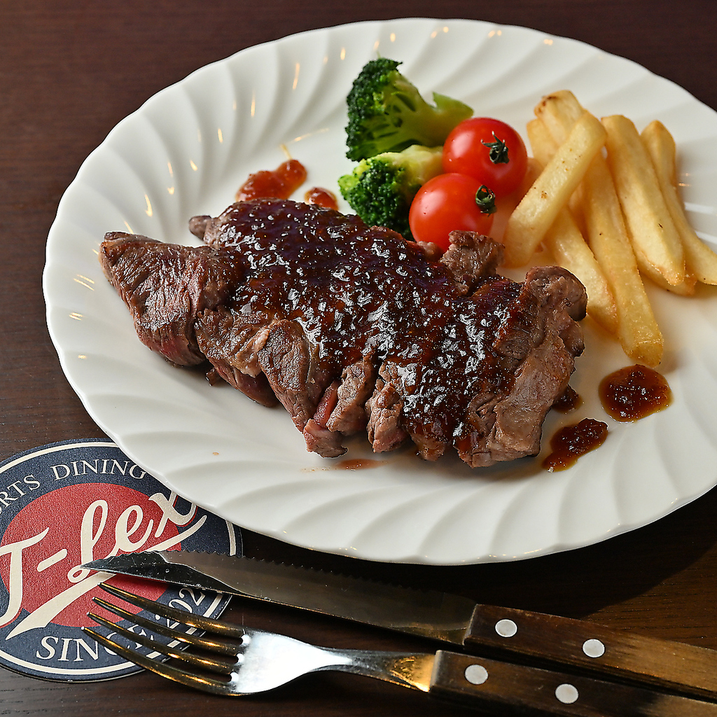 ジューシーな旨味が溢れ出す一品！お酒との相性も抜群な、ボリューム満点の肉料理もございます。