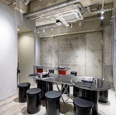 カウンターとテーブル席を合わせ、最大26名様までの完全貸切に対応いたします。会社のご宴会や打ち上げ、大切なイベントなど、一体感のあるパーティーに最適です。自慢の鶏白湯タッカンマリを囲み、賑やかで特別なひとときを心ゆくまでお楽しみください。