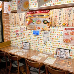 【2名様でご利用頂ける横並びテーブル席】横並びのテーブルは広いからゆったりとお食事していただけます。