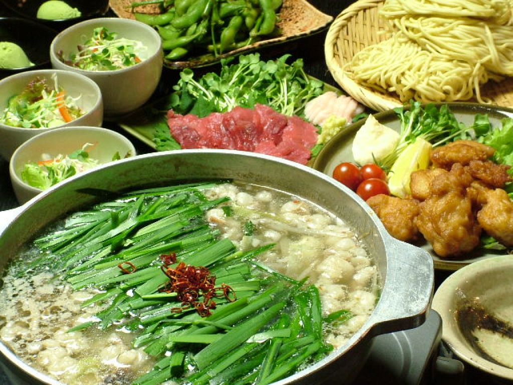 宴会には人気のもつ鍋を含むコース(2500円）がおすすめ！