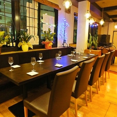 レイアウト可能なテーブル席は使い勝手抜群！おいしいお料理やお酒をたしなめる大人の空間です。
