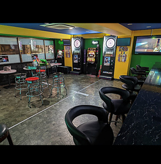 カウンターで個性的な従業員と盛り上がるもよし！！