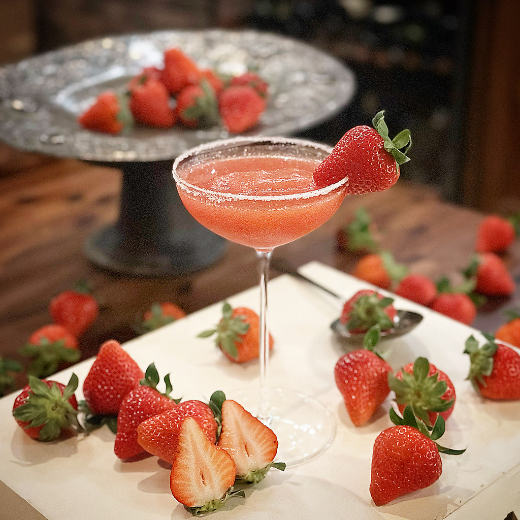 旬の果物を使った色鮮やかなカクテルは大人気♪!