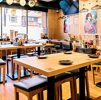 ポスターや提灯などを飾った賑やかな空間で楽しめます♪