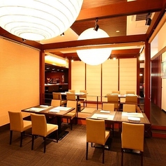 【フロア貸切：10～20名様】エリア専有で周囲を気にせず一体感のある宴会を実現。広々としたテーブル席エリアは、5つのテーブルを連結することで、10名様から最大20名様までの一体感あるレイアウトに変更可能です。エリアを専有できるため、まるで半貸切のようなプライベート感を実現。和やかな宴のひとときに◎