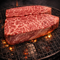 炭火で焼き上げる極上肉