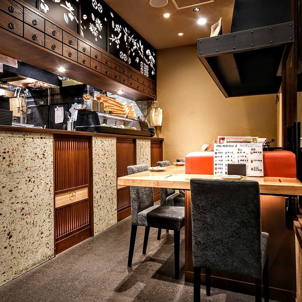 囲炉裏を囲ったお席や、簾で仕切れる半個室風のお席もご用意しております。