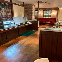 【木の温もりを感じる、シックで洗練された店内空間♪】