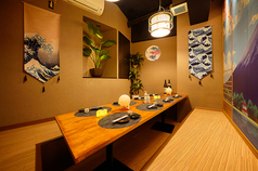 【六本木×個室居酒屋】六本木店はテーブル個室席だけではなく、お座敷タイプの個室もご用意があります。お座敷の個室なので六本木でのママ会や女子会をお子様連れでもご安心してお楽しみ頂けます♪完全個室居酒屋九州料理さつき。こだわりの和モダンな完全個室席でごゆるりと飲み放題付コースをご堪能ください♪個室居酒屋