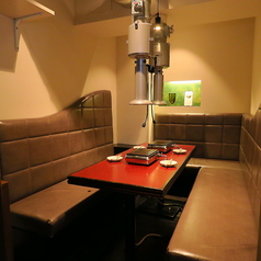 周囲を気にせず完全にプライベートな空間でお寛ぎいただける個室をご用意しております。大切なビジネスシーンでの接待や、ご家族・親しいご友人との記念日など、特別なご会食に最適です。最大7名様までご利用可能で、上質なA5ランク黒毛和牛の焼肉を、強力な換気システム完備の快適な空間で心ゆくまでご堪能いただけます☆