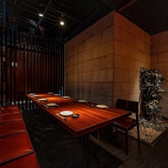 10名様までご利用いただけるテーブル席。間接照明の落ち着いた明かりの中で、気のおけない友人や同僚、ご家族と過ごす至福のひとときをお楽しみください。スタッフ一同、皆様のご来店をお待ちしております。