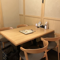 明るく清潔感のあるテーブル席は、ご友人同士や同僚とのランチ、カジュアルなご宴会にぴったりです◎落ち着いた雰囲気の中で、宇和島鯛めしをはじめとする自慢の郷土料理をご堪能いただけます♪親しい方との会話を楽しみながら、当店ならではの伝統の味を囲み、賑やかで楽しいひとときを心ゆくまでお過ごしください。