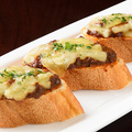 料理メニュー写真&nbsp;熟成肉キーマカレーのブルスケッタ