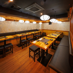 最大120名様まで収容可能な広々とした店舗丸ごと貸し切りが可能！大規模な会社のイベントや大人数での宴会にぴったりです。周囲を気にせず、皆さまで楽しいひとときをお過ごしいただけます。オリジナルの料理プランや飲み放題もご用意しており、様々なニーズにお応えいたします。詳細はお気軽にお問い合わせください。