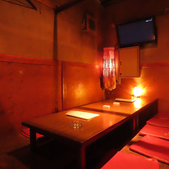 間接照明が優しく灯る半個室をご用意！周りを気にせずくつろげる空間で、女子会や合コンにもぴったりです。最大50名様まで対応可能で、会社宴会や大人数の集まりにも最適。団体様向けメニューも充実しているので、幹事様も安心の寛ぎ空間です。