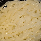 【つるつるしこしこのうどん】鍋といえば〆！当店で使用しているうどんはでんぷんを用いた特殊製法により、モチモチ食感とツルンとした喉越し、クセになる強いコシで大人気！水晶鍋しゃぶしゃぶを食べたあとにはぜひうどんをお召し上がりください！