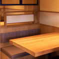4名様までご利用いただけるテーブル席をご用意しております。ご家族でのお食事やご友人同士でのお集まりなど、さまざまなシーンに合わせてゆったりとお過ごしいただけます。落ち着いた空間の中で、会話を楽しみながらお食事をお楽しみください！