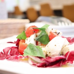 水牛モッツァレラチーズとトマトのカプレーゼ～グリーンペッパーソース～