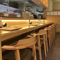 お一人様でのランチや、お仕事帰りの一杯、カップルでのご利用に最適なカウンター席です◎料理人の手さばきを間近に感じながら、宇和島の旬の味覚を堪能できる特等席となっております♪落ち着いた照明と心地よい活気の中で、地元の銘酒とお料理をゆっくりと味わう、大人な楽しみ方ができるお席です。
