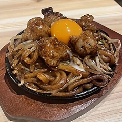 大人気ホルモン味噌焼きうどん!