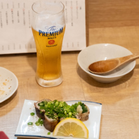 夜の部「さんぼん」では一黒軍鶏など自慢の逸品をご用意