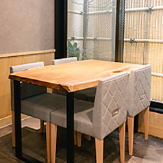 【1階 テーブル席】1階には大きなL字型カウンターと、4名掛けのテーブルが1卓ありスタイリッシュな雰囲気になっております。お一人様のお客様も気兼ねなくご利用ください。カジュアルな接待や、ディナーデート等ゆっくりと楽しみたい方におすすめです。