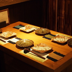 ボックス席は、落ち着いた雰囲気の中でゆったりとお食事を楽しむための特別な空間です。温もりのある木材を基調としたインテリアが心を和ませ、リラックスしたひとときの中で、周囲を気にせず、心温まる料理を楽しむことができます。特別な日や大切な時間をお過ごしください。