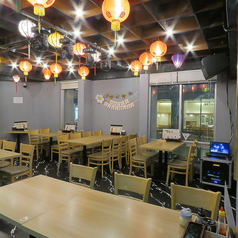 2名席はデートやちょっとしたランチにも便利。隣同士でゆったり座れ、会話を楽しみながら料理を堪能できる落ち着いた空間です。