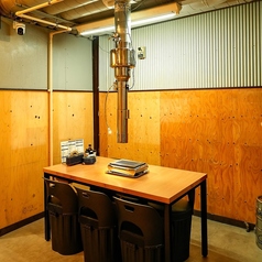 ネオレトロな大衆酒場の雰囲気漂うテーブル席。少人数でゆっくり焼肉やホルモンをご堪能下さい♪家族でのお食事や休日の晩酌にも最適です◎全席喫煙可ですので愛煙家の方も安心。アットホームな空間でお肉とお酒を囲んでにぎやかで楽しい雰囲気をお過ごし下さい☆