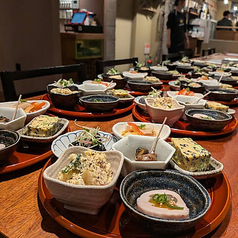季節の恵みを感じる彩り豊かなお晩菜を堪能