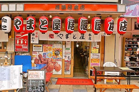 串カツを含め居酒屋メニューが豊富。隣の寿司屋から寿司なども注文できる。