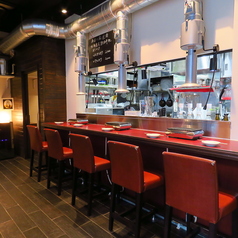 熟練の職人が繰り出す鮮やかな手さばきや、肉が焼ける香ばしい音、目の前で繰り広げられるライブ感。そんな焼肉の醍醐味を間近で感じられるカウンター席は、お一人様はもちろん、デートにも最適です。活気ある雰囲気の中で、職人との会話も楽しめる、まさに特等席。心に残る特別なひとときをお過ごしください。