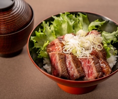 和牛静岡そだち赤身ビフテキ丼　※味噌椀付