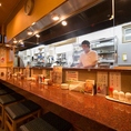 【1Fカウンター席】目の前で若鶏を焼くライブ感を楽しめる特等席です。お一人様はもちろん、ご友人との語らいやデートにも最適。香ばしい匂いと職人の技を肴にお酒をお楽しみください♪
