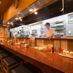 【1Fカウンター席】目の前で若鶏を焼くライブ感を楽しめる特等席です。お一人様はもちろん、ご友人との語らいやデートにも最適。香ばしい匂いと職人の技を肴にお酒をお楽しみください♪